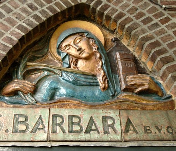 h6r5-q06 Beersdalweg - St. Barbara boven ingang kerk
