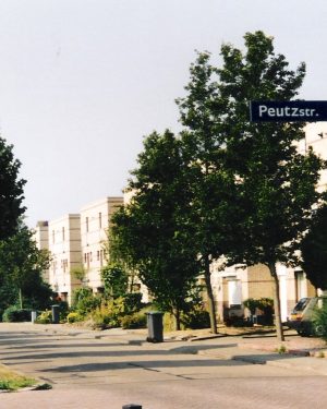 h6r5-q13 Peutzstraat - De wijk Zeswegen tegenover de kerk