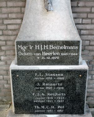 h6r6-g03Rector Poelsplein - Kruisbeeld achter Mgr.Poels