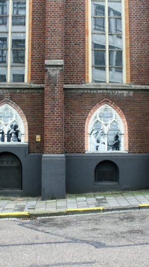 h6r1-t01a Gasthuisstraat- Opgeplakt verleden tegen de muur van de kapel